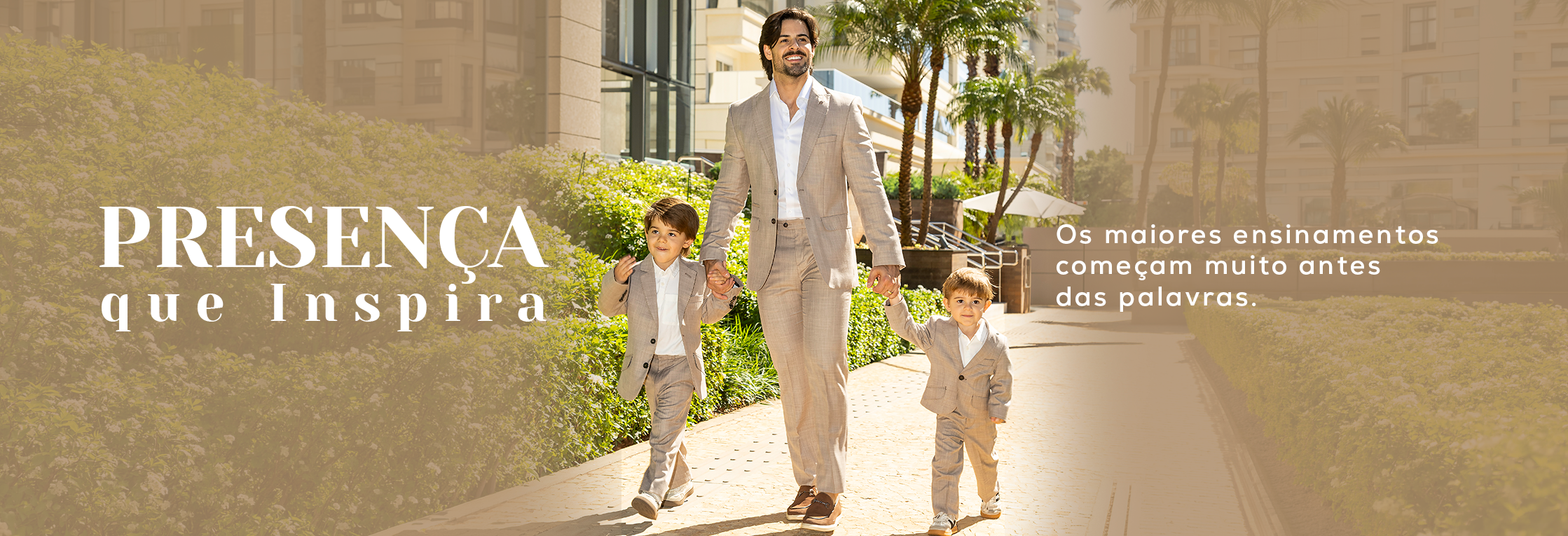 Pai caminhando com os filhos na campanha Presença que Inspira