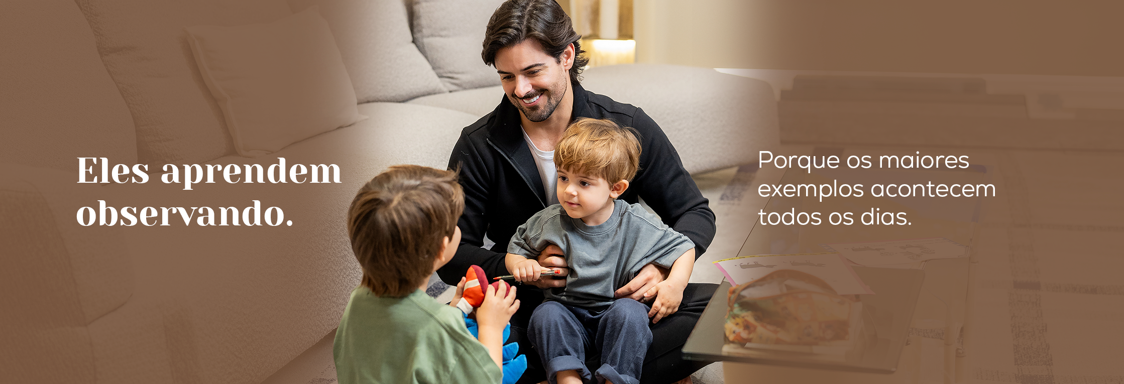 Pai brincando com os filhos e a mensagem Eles aprendem observando