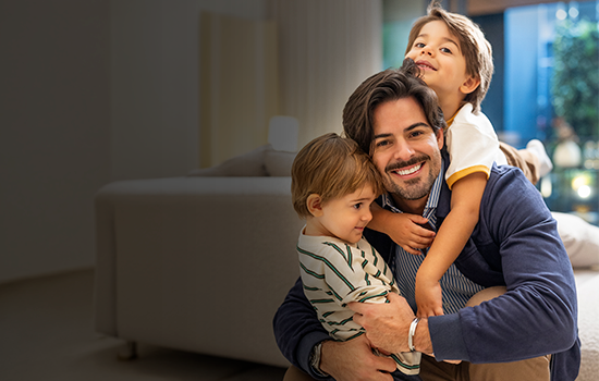 Pai sorrindo com os filhos